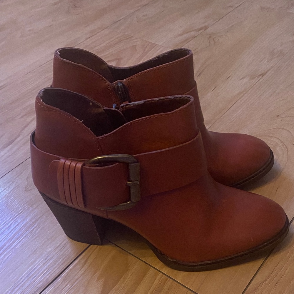 Steve Madden Tan Ankle Boots with Buckle